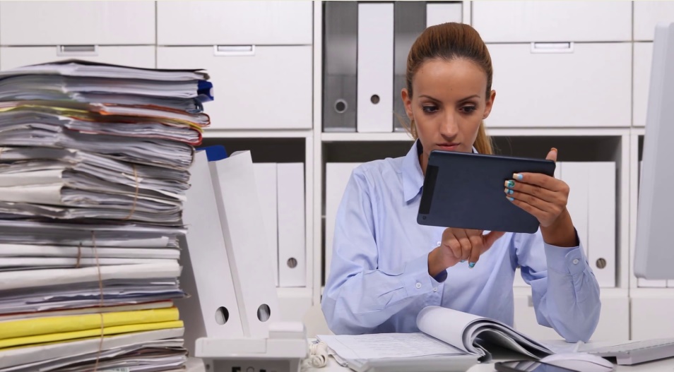 busy bookkeeper using practice ignition