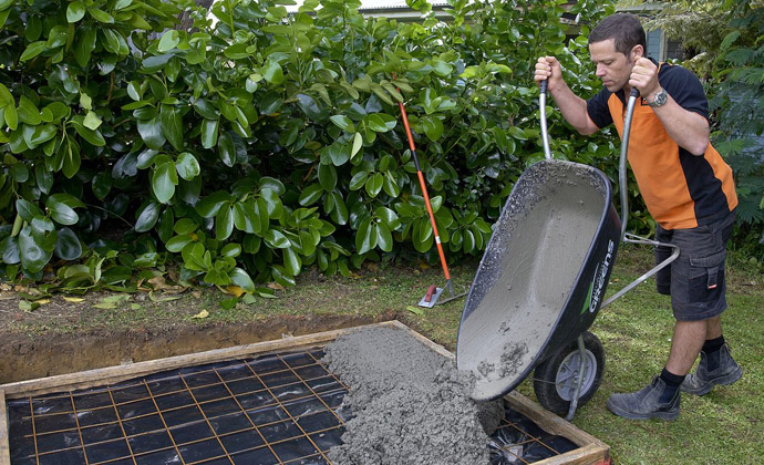 tradie pouring concrete for concrete slab for garden shed - project and job tracking in cloud accounting bookkeeping training courses (Xero, MYOB, QuickBooks)